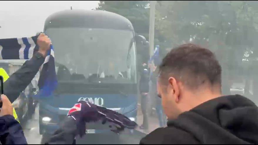 Como, l'arrivo del pullman e l'attesa dei tifosi