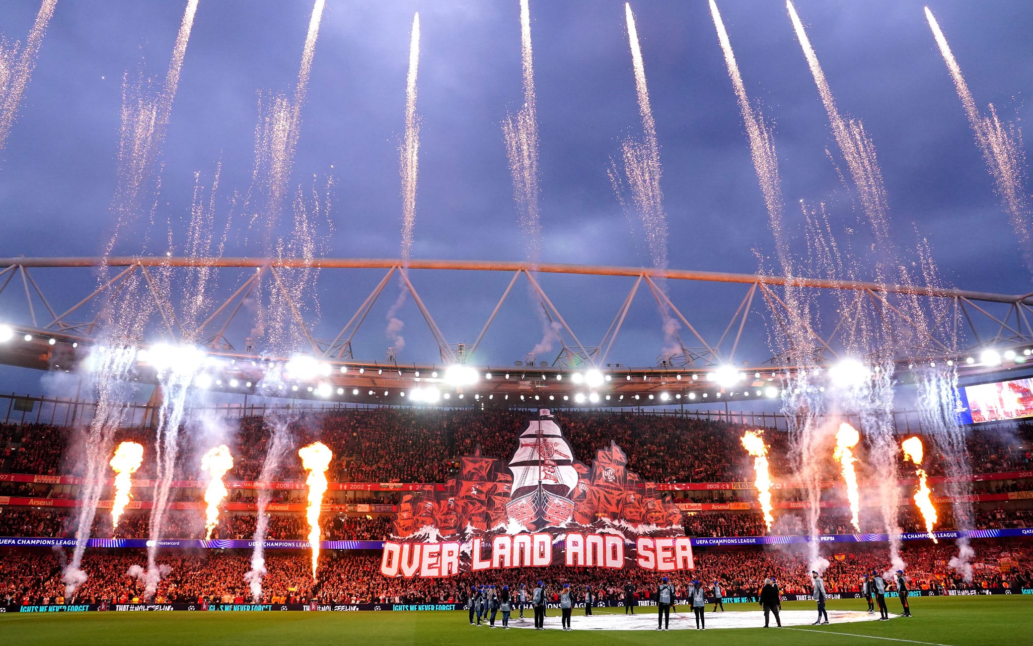 Arsenal-Atletico, spettacolo dei tifosi Gunners all'Emirates: "Via terra e via mare"