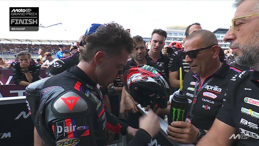 Bezzecchi, l'abbraccio con Ezpeleta dopo il Gp Silverstone