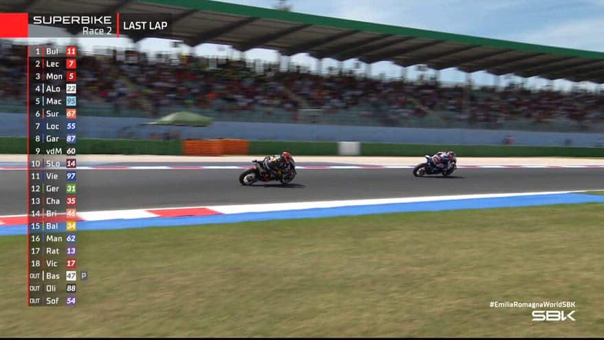 Sbk, Bulega vince anche gara-2 a Misano: l'ultimo giro