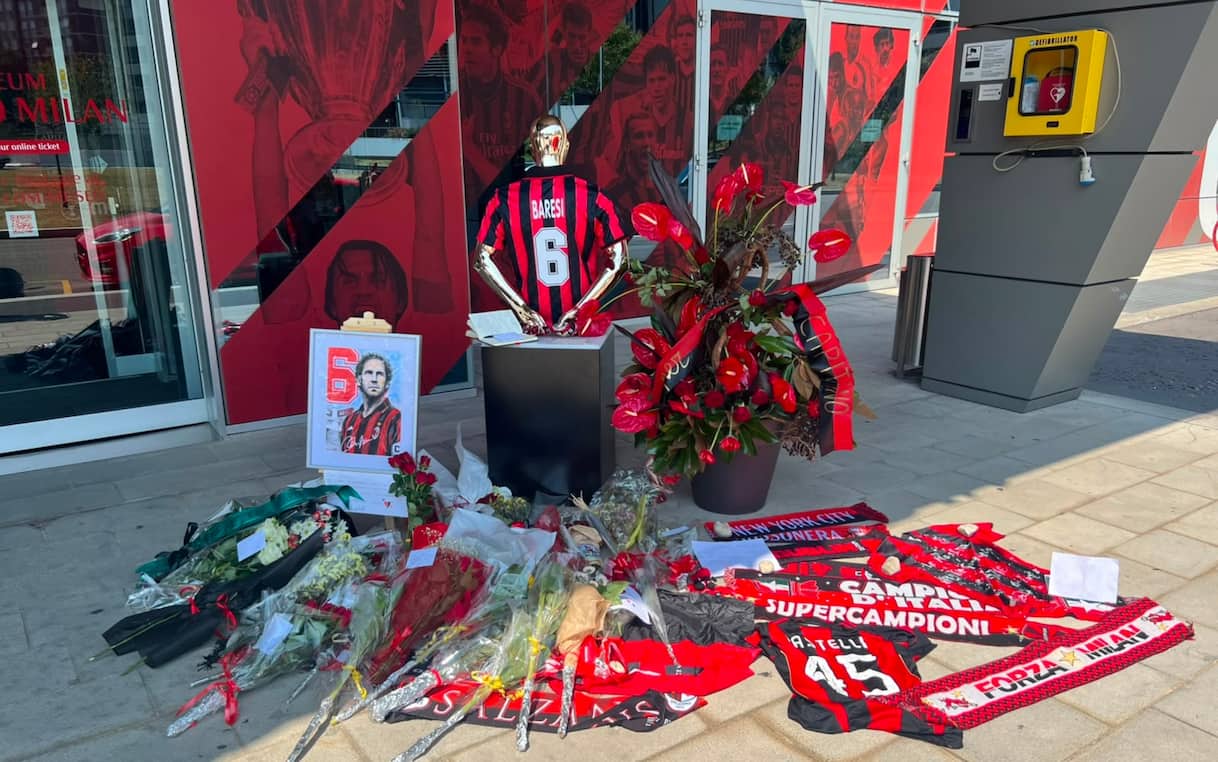 https://sport.sky.it/assets/images/a25f2959c1fccb5b627d08ae408b5a5c71678881/skysport/it/calcio/serie-a/video/2026/08/01/baresi-morto-tifosi-casa-milan-1115389/baresi_casa_milan_2026.jpg?im=Resize,width=1218