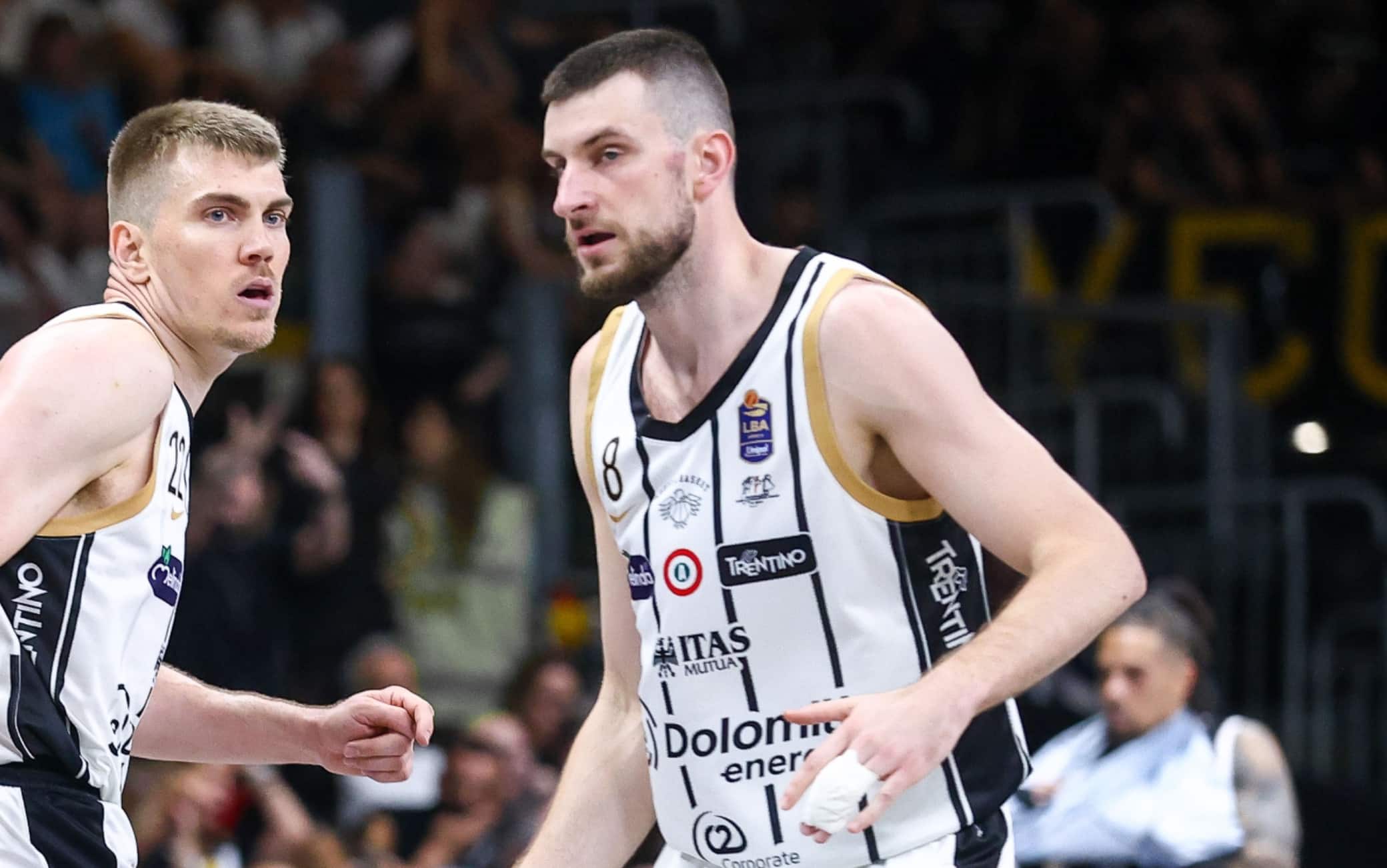 Playoff Basket, Jogela sbaglia il lob e diventano 3 punti assurdi. VIDEO