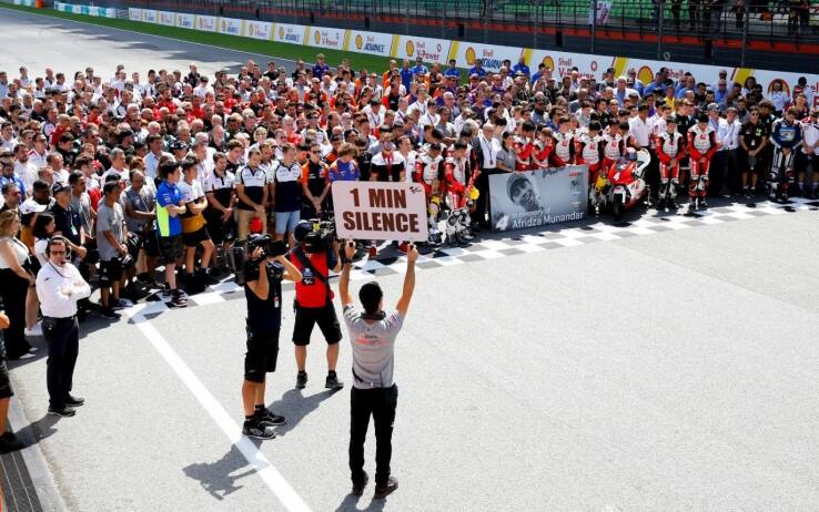Il minuto di silenzio a Sepang per Afridza Munandar 