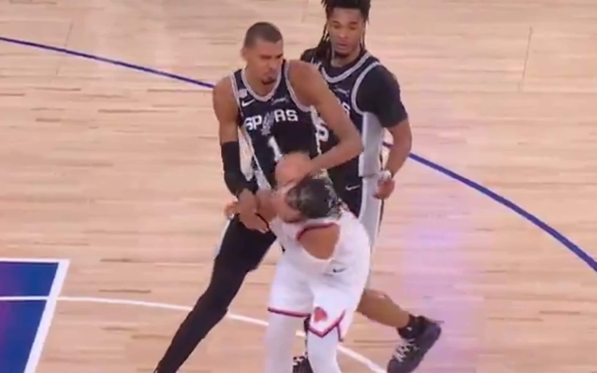 NBA Finals, nessun fallo flagrant contro Wembanyama per la spinta a Brunson