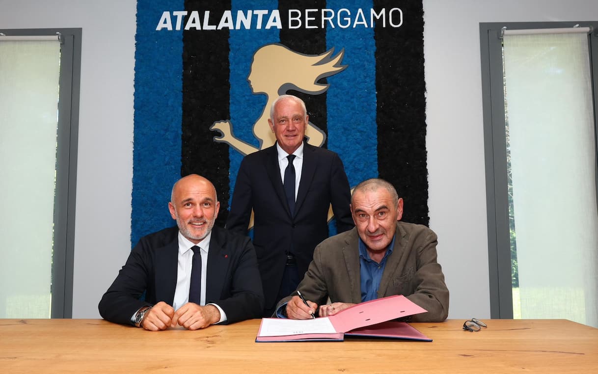 https://sport.sky.it/assets/images/a2e24a04712ff170c6cd38bfe9310e0a29c6534b/skysport/it/calcio/calciomercato/2026/06/15/atalanta-sarri-allenatore-news/sarri_atalanta.jpg?im=Resize,width=1218