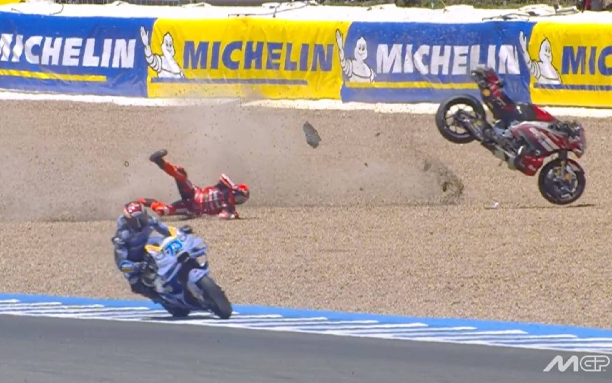 Marc Marquez, oggi la caduta nella gara di Jerez: Ducati demolita. FOTO-VIDEO