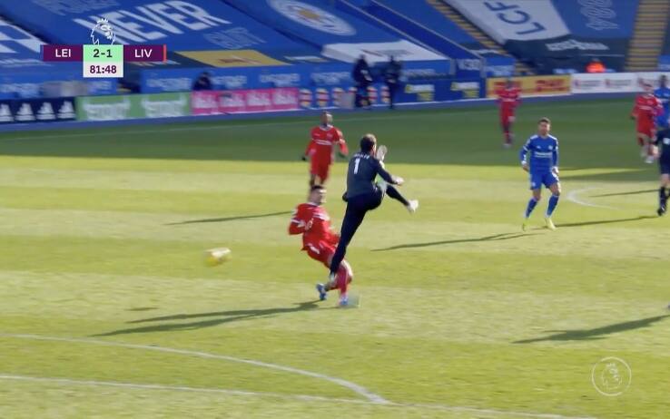 Il momento fatale in cui il portiere "cicca" la palla in uscita con la complicità del compagno Kabak 