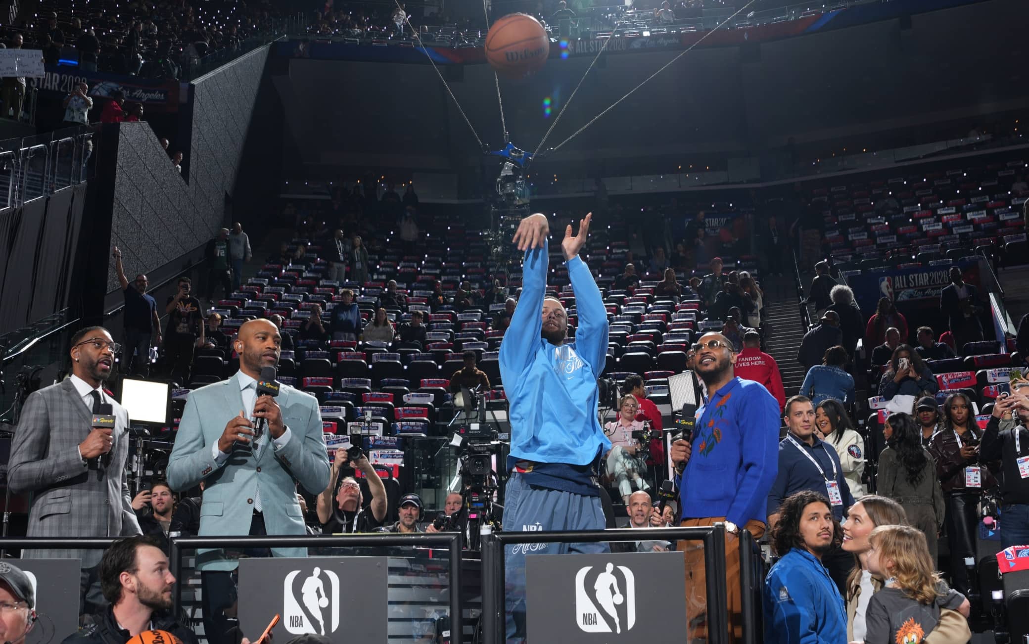 NBA, pazzesco Curry: segna dalla postazione tv come se nulla fosse! VIDEO