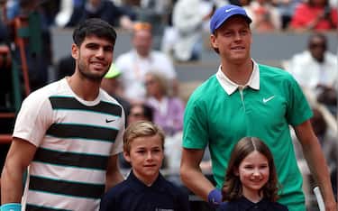 epa12163834 Carlos Alcaraz of Spain (L) and Jannik Sinner of Italy pose prior to their Men's final match at the French Open Grand Slam tennis tournament at Roland Garros in Paris, France, 08 June 2025.  EPA/MOHAMMED BADRA