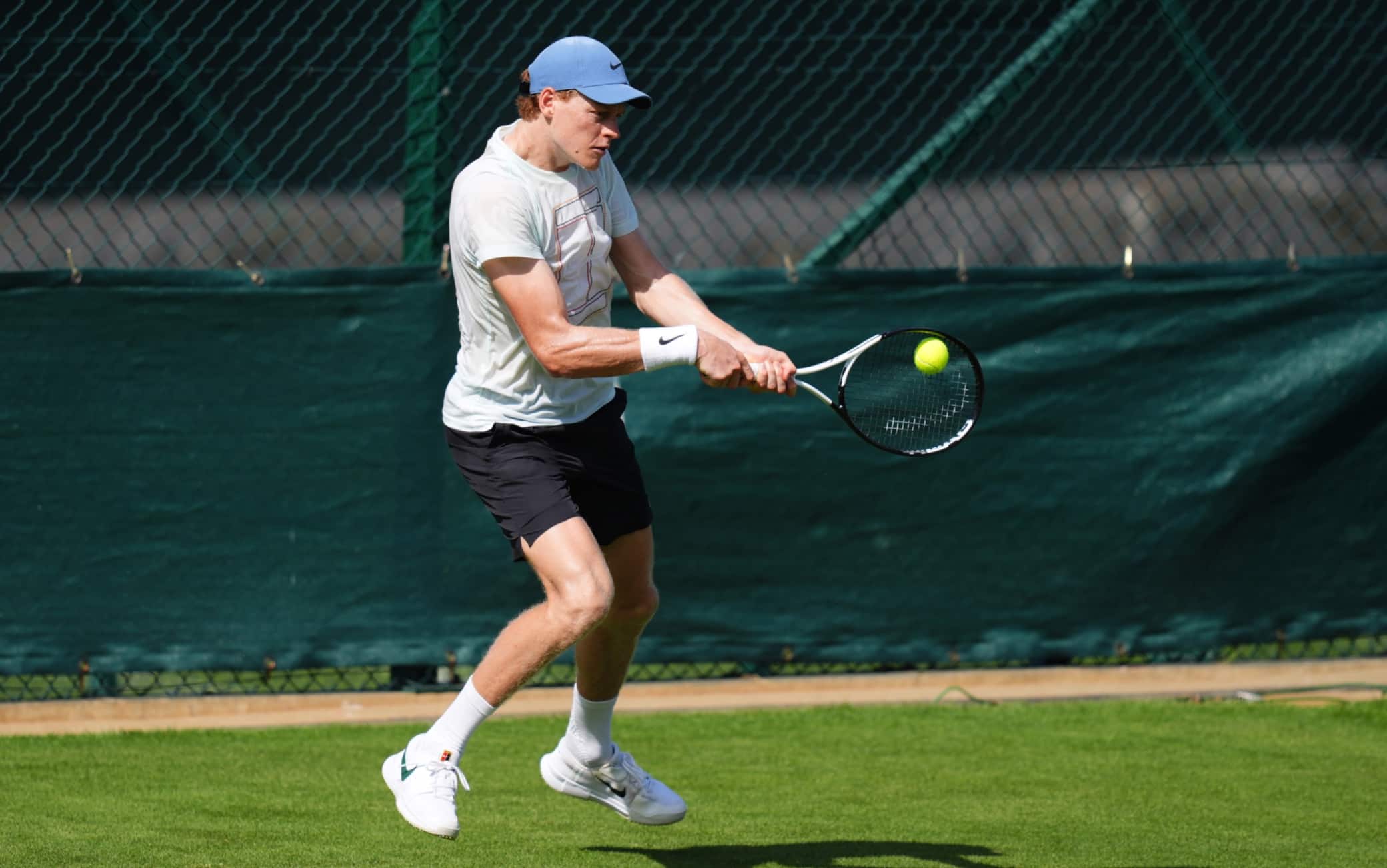 Sinner si allena a Wimbledon: nelle prossime ore l'Armani Classic. VIDEO 