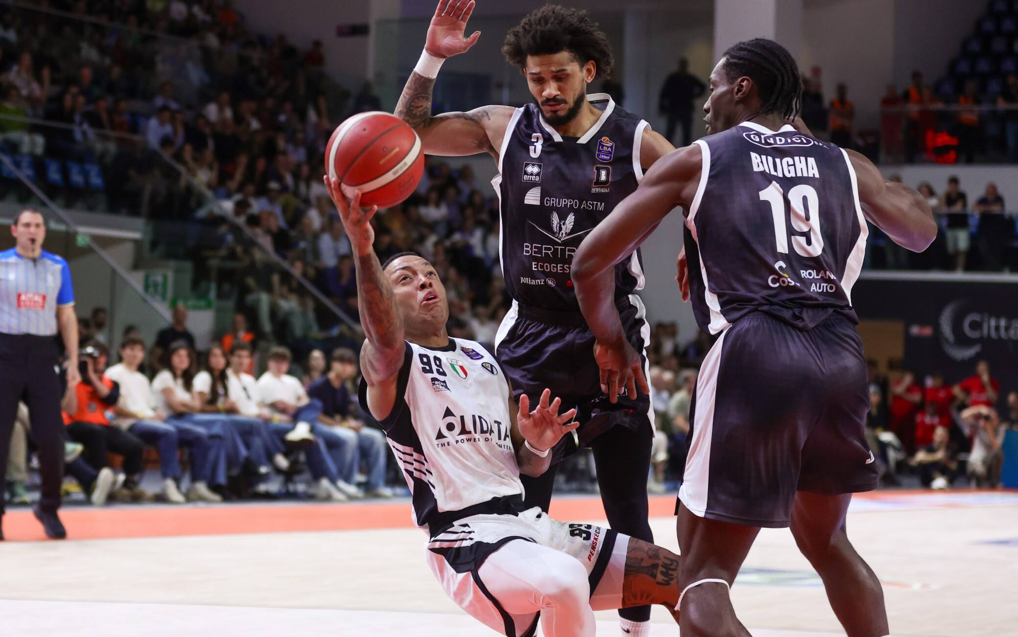 Magia al debutto con la Virtus per Yago Dos Santos: super canestro. VIDEO