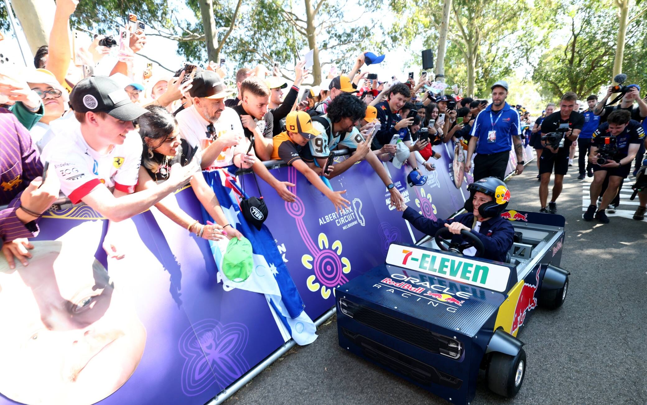 F1, Hadjar (Red Bull) e lo spettacolare arrivo al circuito di Melbourne. VIDEO