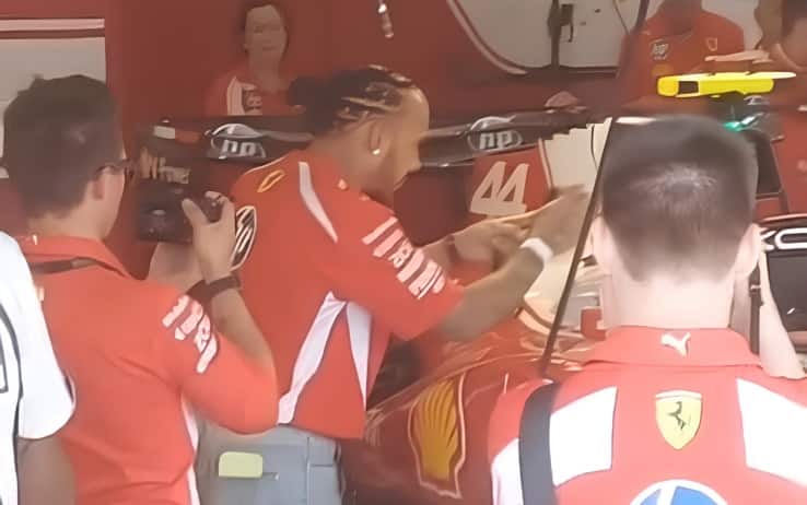 Hamilton, i dettagli contano: così esamina la sua Ferrari