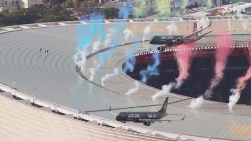 Due aerei commerciali sfiorano il tetto di uno stadio