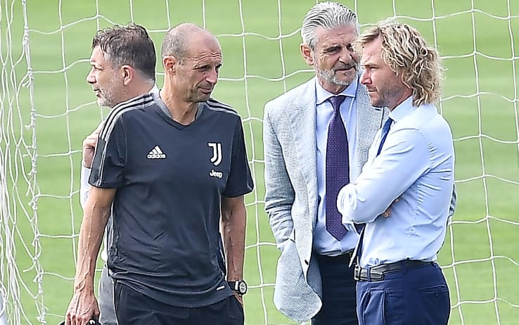 Allegri e dirigenti della Juve a colloquio (Ansa)