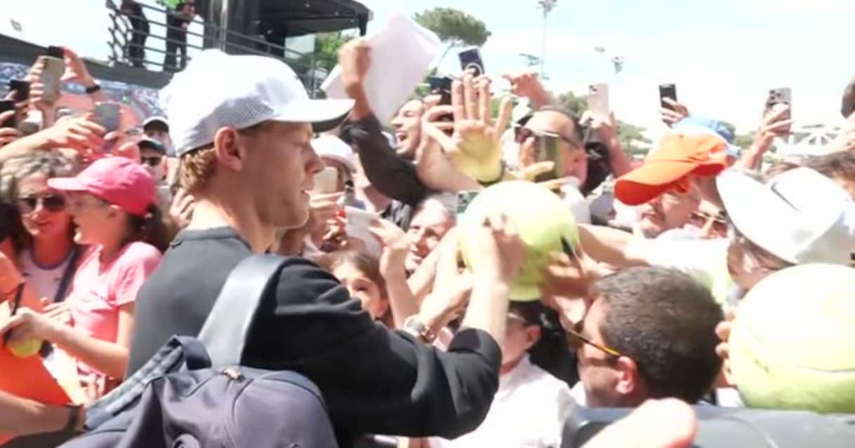 https://sport.sky.it/assets/images/a73c265101d002c8df78fef95b8f0975fefa807c/skysport/it/tennis/video/2026/05/07/sinner-foro-italico-roma-tifosi-1095997/sinner_arrivo_foro_italico_OG.jpg?im=Resize,width=1218