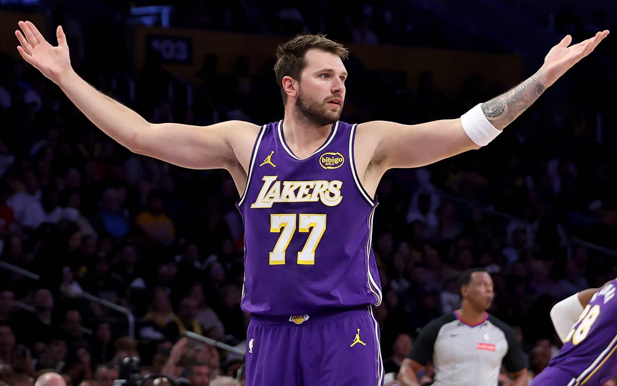 NBA, Doncic fa la storia dei Lakers: raggiunti Bryant e West, ma rischia un turno di stop