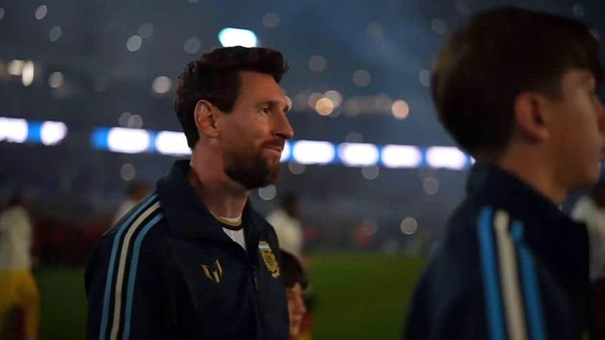 Messi in campo coi figli: il Monumental lo accoglie così