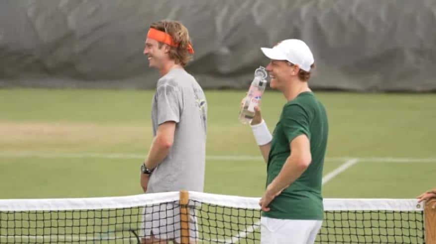 Brividi e sorrisi, Sinner è pronto al debutto a Wimbledon