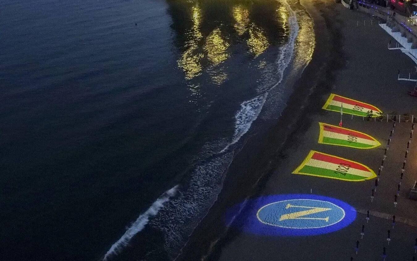 Lo scudetto del Napoli sulla spiaggia di Posillipo