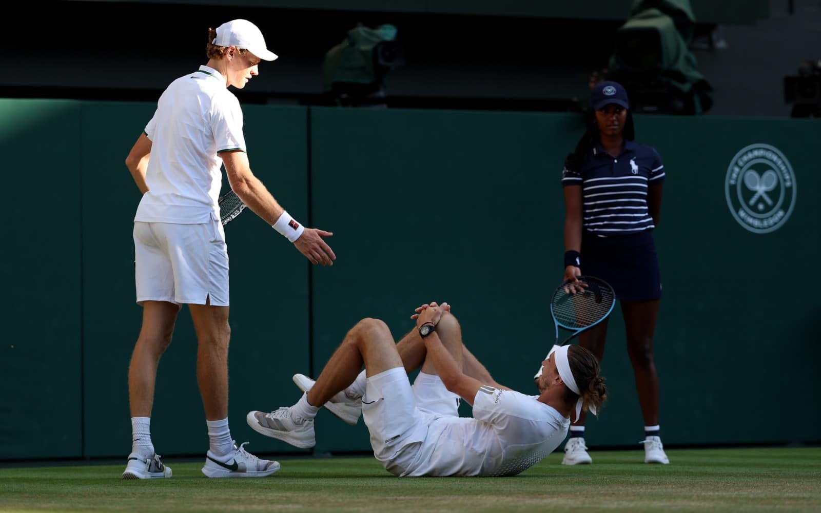 Finale Wimbledon, Zverev cade e Sinner corre ad aiutarlo: il gesto di fair play