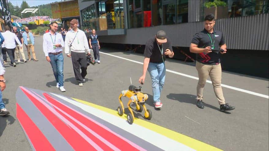 F1, cane robot a Spa per le riprese nel paddock