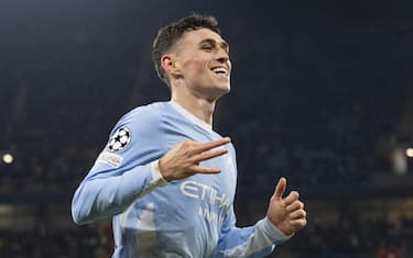 epa13318354 Phil Foden (R) of Manchester City celebrates with teammates after scoring the 5-1 goal during the UEFA Champions League league phase match Manchester City against AEK Athens, in Manchester, Britain, 20 October 2026.  EPA/PETER POWELL .