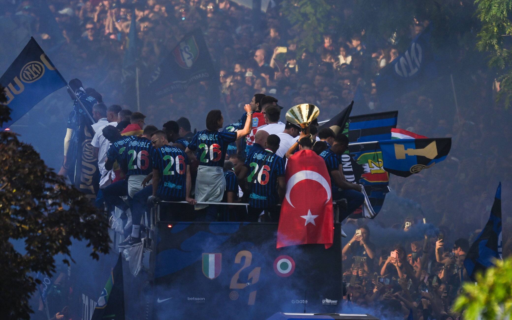 Festa scudetto Inter, le foto più belle della sfilata in pullman a Milano