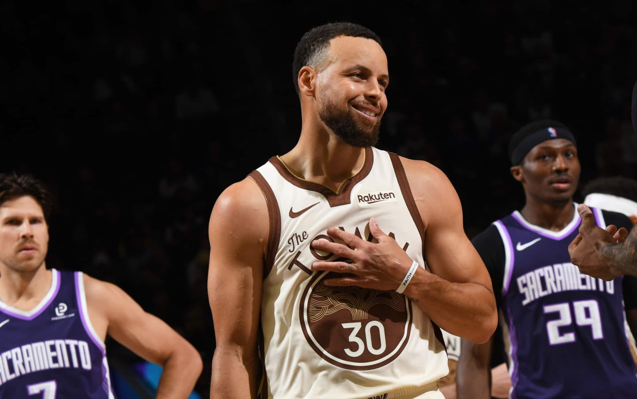 NBA, Steph Curry è tornato: due giochi da 4 punti in meno di 100 secondi. VIDEO