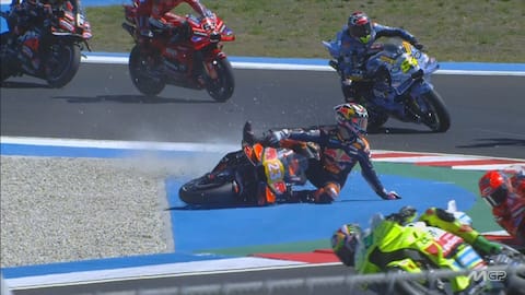 MotoGP, Bastianini schivato dalle moto dopo la caduta di oggi. VIDEO ...