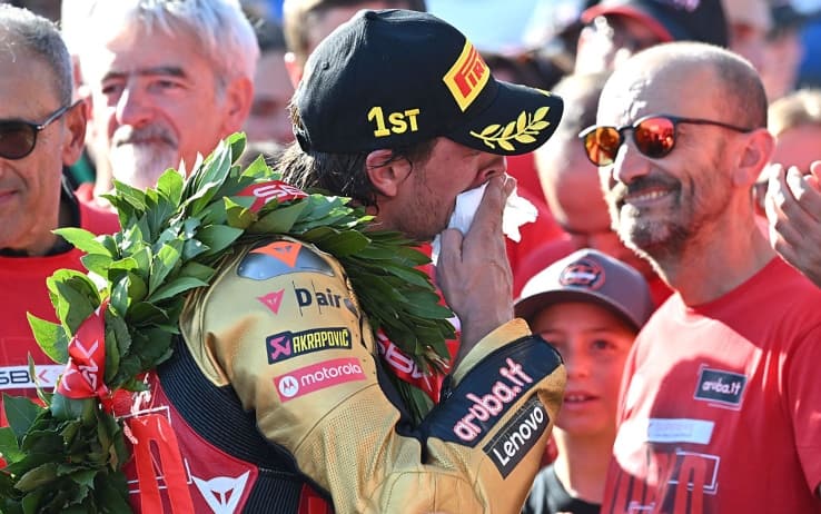 Bulega, titolo Superbike e lacrime: "Grazie al team per l'opportunità"