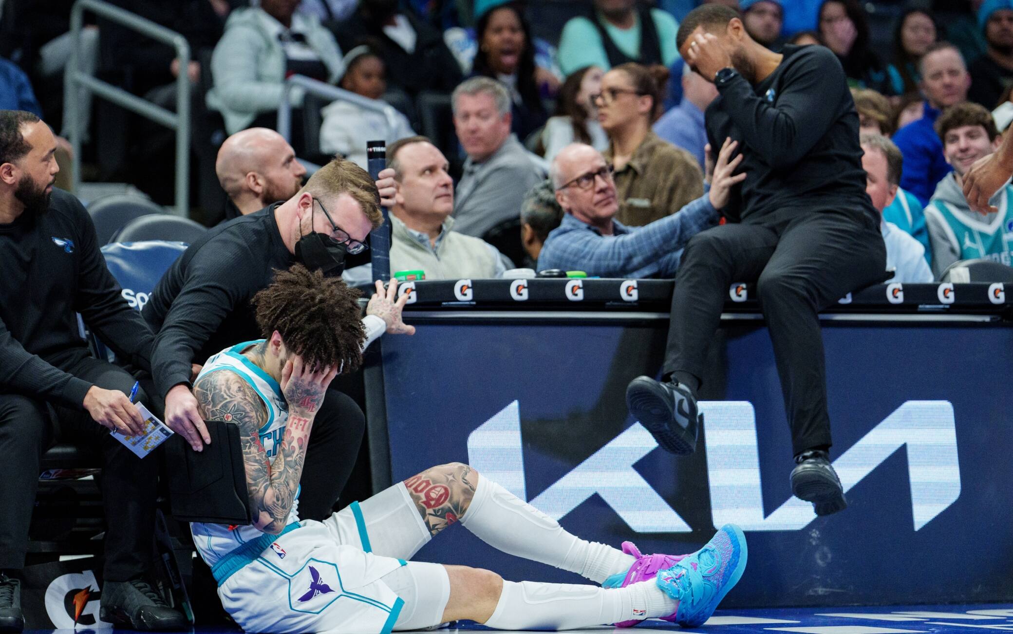 NBA, LaMelo Ball e coach Lee vanno testa contro testa, poi scherzano in spogliatoio. VIDEO