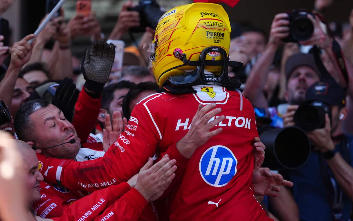 https://sport.sky.it/assets/images/aaf7dee3d210e6dc526303c08eccc456050e146e/skysport/it/motori/formula-1/video/2026/06/14/hamilton-f1-gp-barcellona-ferrari-intervista-video-1105214/hamilton_vittoria-IPa.jpg?im=Resize,width=1218