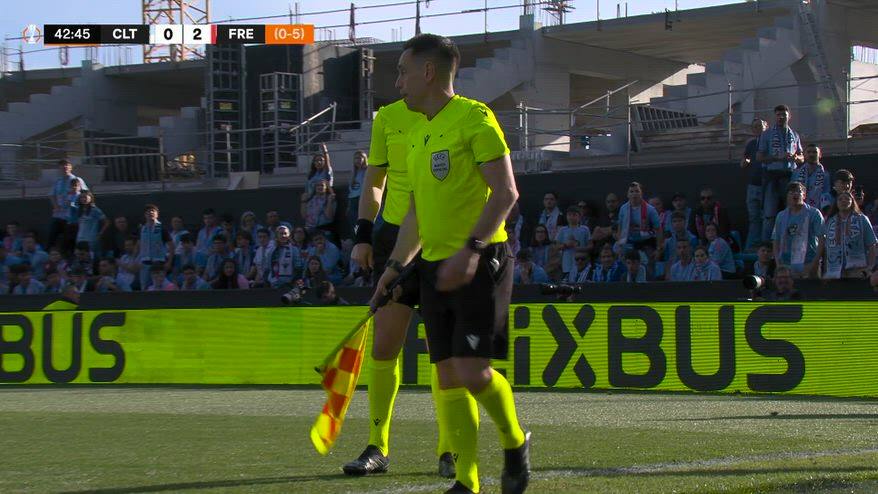 Aspas si riscalda: il guardalinee non lo vede e lo travolge