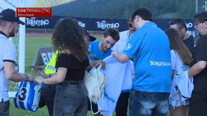 Napoli, foto e firme per Gilmour in ritiro: il video