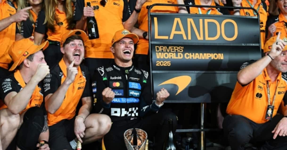 https://sport.sky.it/assets/images/abcc5d09592201fc1b150ebfaea710864b51c5c0/skysport/it/motori/formula-1/2025/12/23/f1-2026-monoposto-piloti-numeri-ufficiali/getty_norris_festa_mondiale_og.jpg?im=Resize,width=1218