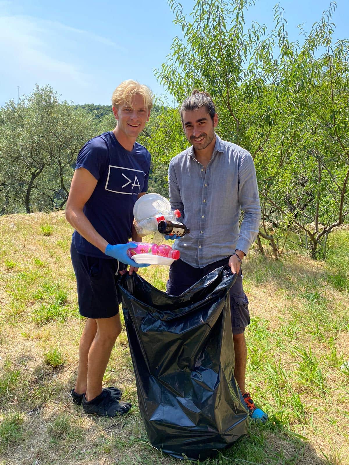 I due giocatori della Samp impegnati nella loro azione di salvaguardia ambientale