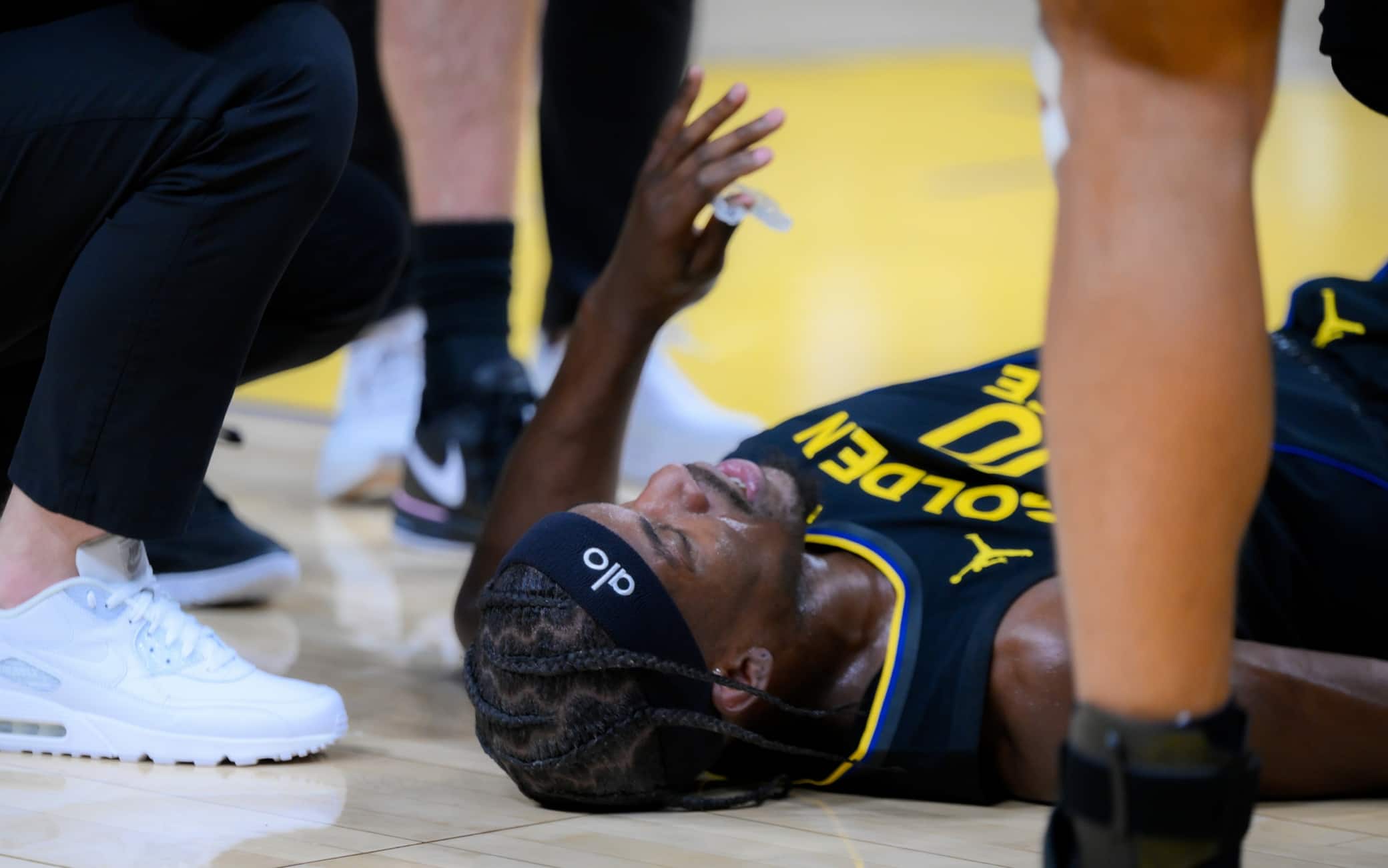 NBA, il ginocchio destro cede: Butler accompagnato fuori dal campo dai compagni