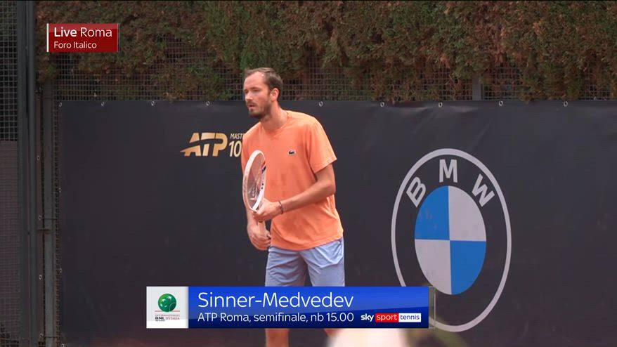 Il warm-up di Medvedev verso il match con Sinner