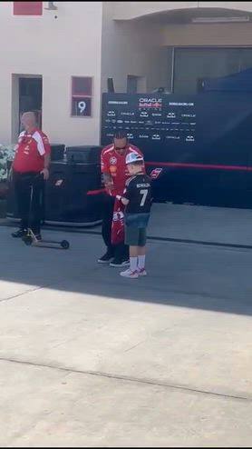 Hamilton, foto e autografo con un piccolo tifoso in Bahrain