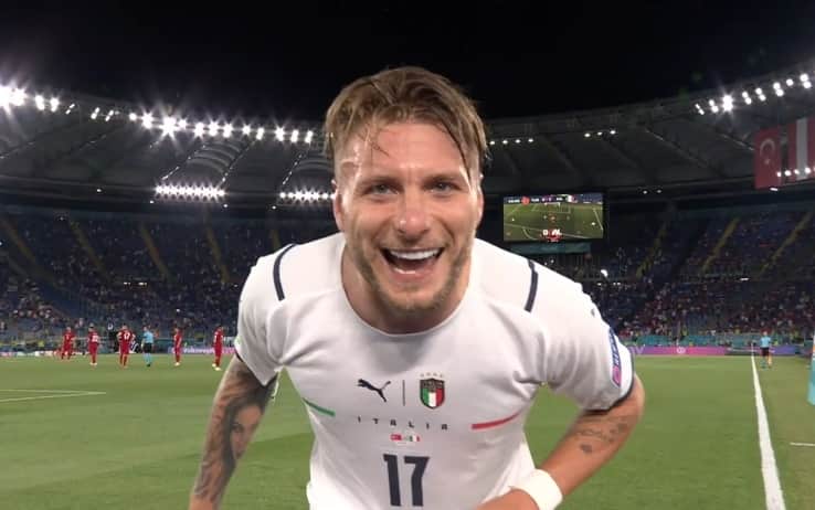 Il momento dell'omaggio di Immobile a Banfi