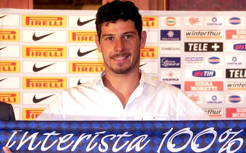 MI-4- 7/7/01 - MILANO- SPR - CALCIO: INTER , PRESENTAZIONE TOLDO. Il nuovo portiere dell'Inter, Francesco Toldo, oggi a Milano in occasione della presentazione alla stampa. DAL ZENNARO/ANSA
