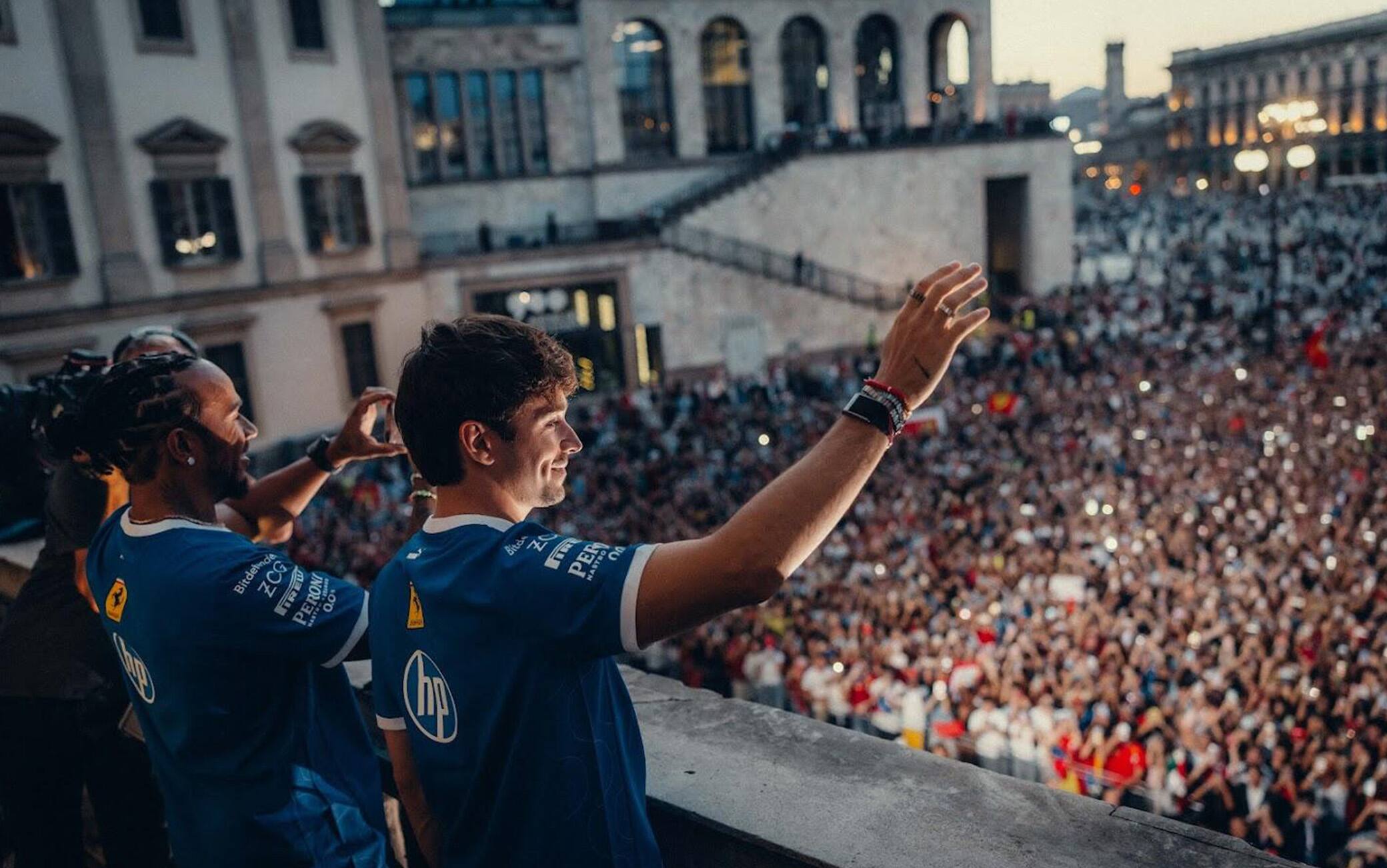 Hamilton e Leclerc salutano il pubblico della "The House of Peroni Nastro Azzurro 0.0%" di Milano