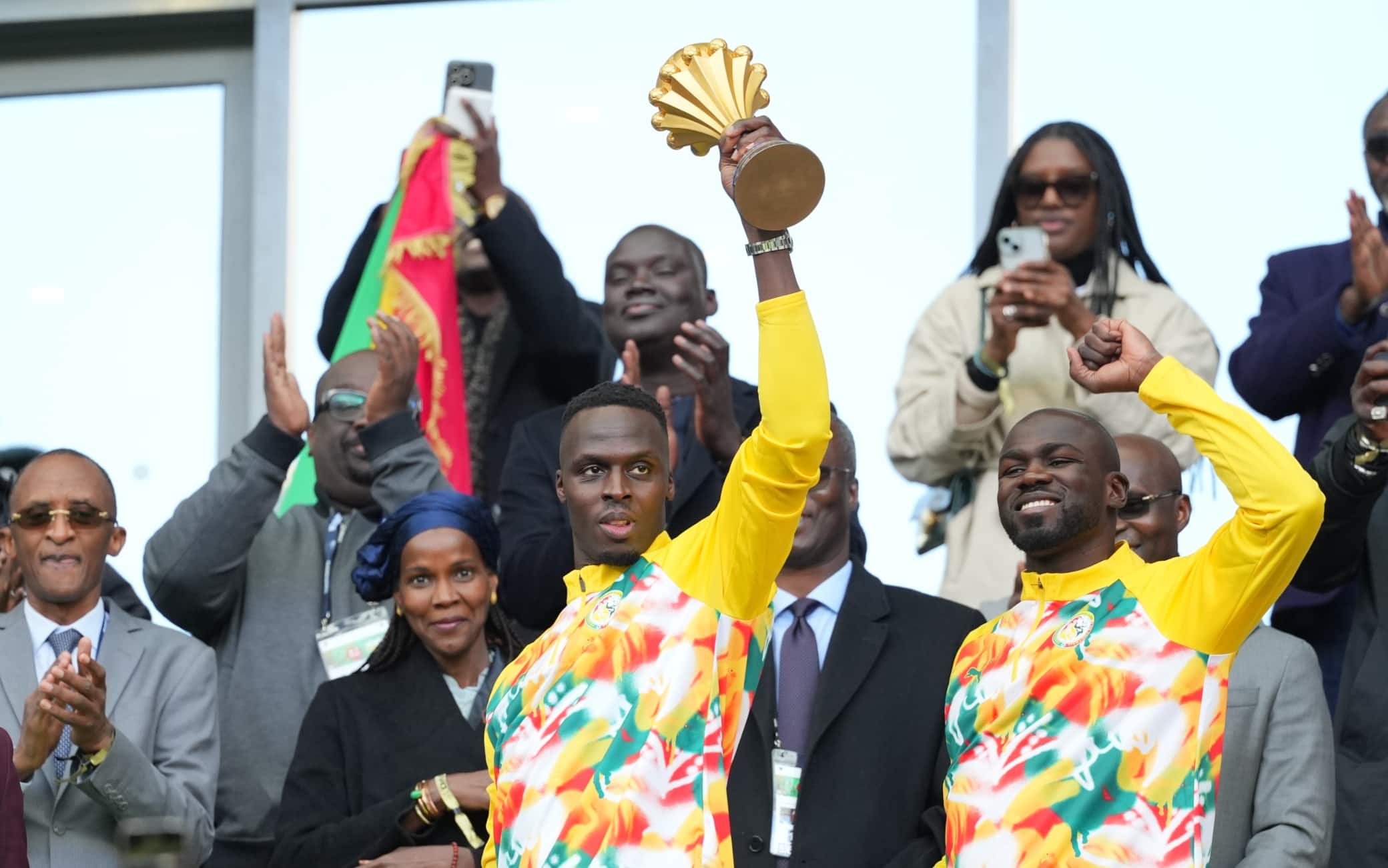 Senegal-Perù, la protesta con la Coppa d'Africa contro la decisione CAF