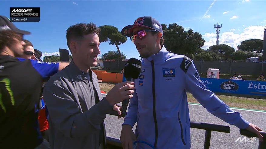 Rins ruba il cappello a Moreira e lo lancia ai tifosi