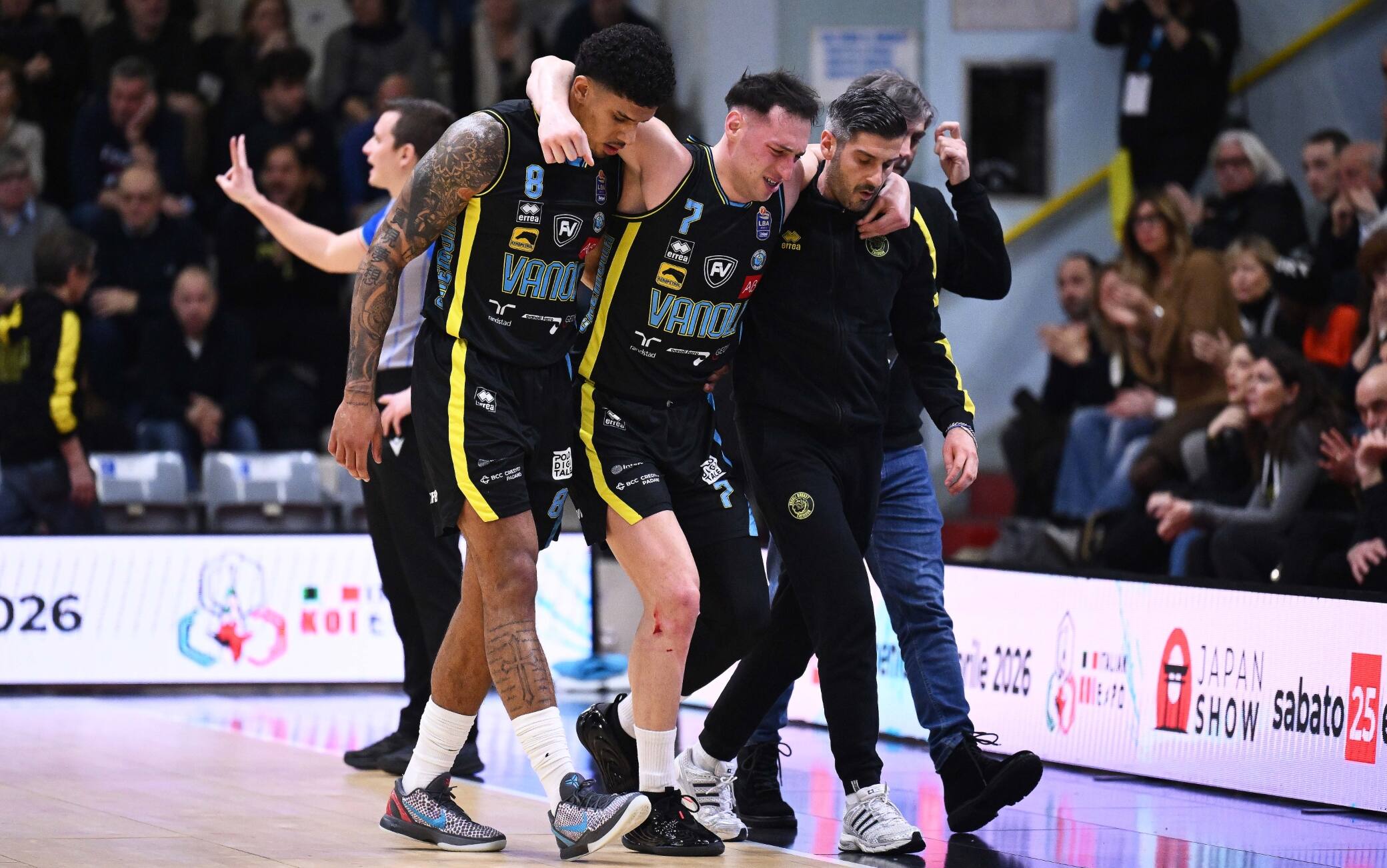 Serie A Basket, che spavento per Davide Casarin: esce a braccia, poi torna in campo. VIDEO