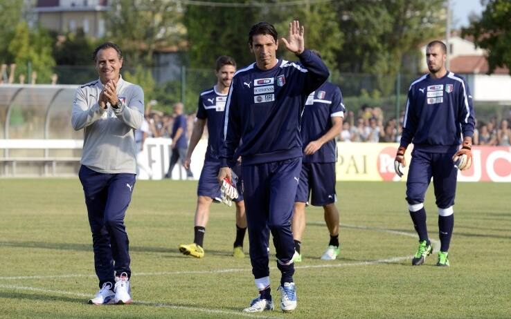Prandelli e Buffon ringraziano i tifosi a Medolla