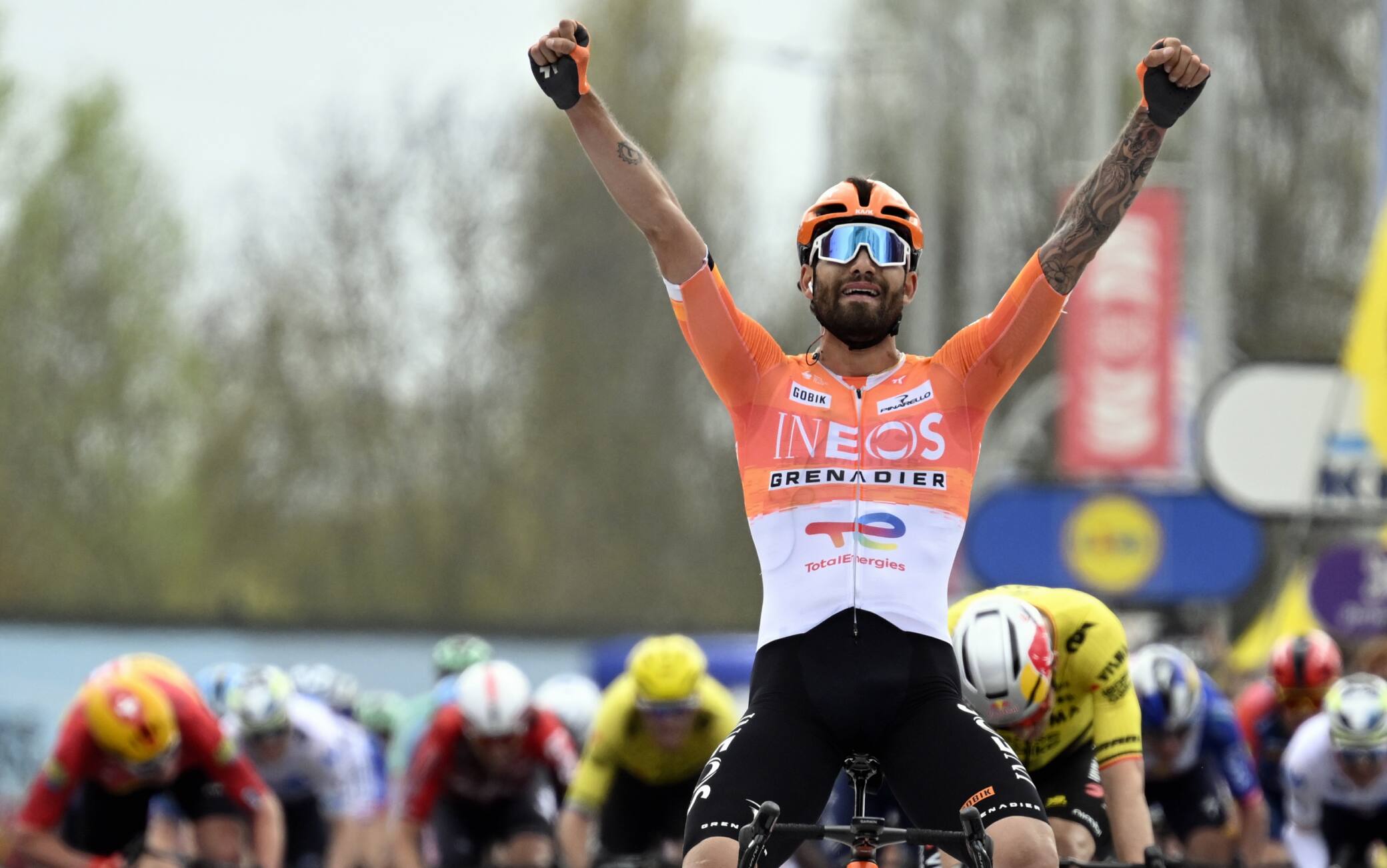 Filippo Ganna vince la Dwars Door Vlaanderen 2026: battuto Van Aert in volata