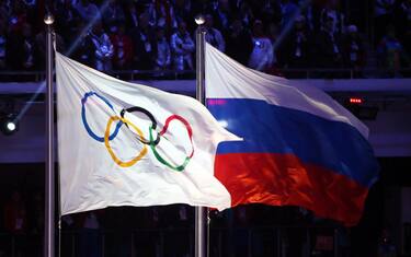 epa05022867 (FILE) A file picture dated 23 February 2014 of the Olympic flag (L) and the Russian flag (R) during the Closing Ceremony of the Sochi 2014 Olympic Games in the Fisht Olympic Stadium in Sochi, Russia. The ruling athletics body IAAF Council meets on 13 November 2015 to discuss a recommendation from an independent commission of the World Anti-Doping Agency (WADA) to suspend Russia from events including the 2016 Summer Olympics in Rio de Janeiro, because of wide-spread doping practices and cover-ups of positive tests, allegations first made in a German television documentary.  EPA/HANNIBAL HANSCHKE