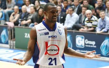 bennet_cantu_basket_playoff